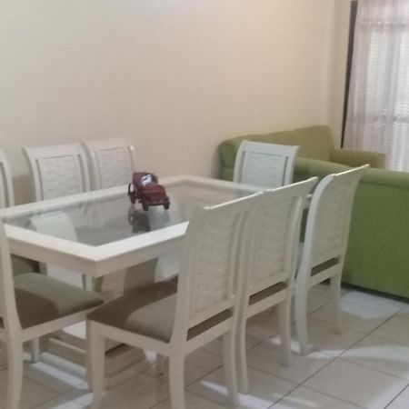 Apartamento de 2 domitórios e 1 garagem no centro de Bombinhas 50 metros da praia na Avenida principal próximo ao shopping Punta Blu Exterior foto