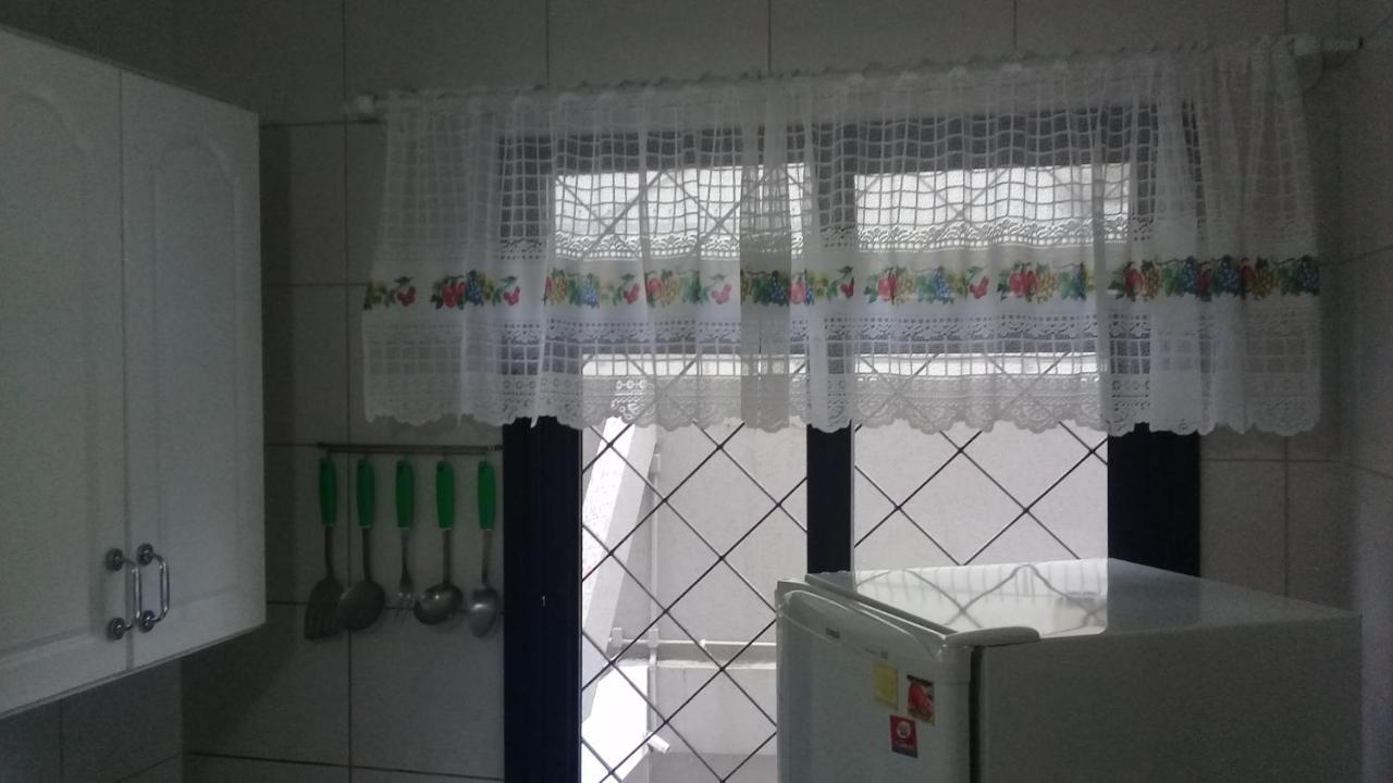 Apartamento de 2 domitórios e 1 garagem no centro de Bombinhas 50 metros da praia na Avenida principal próximo ao shopping Punta Blu Exterior foto