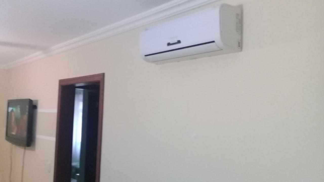 Apartamento de 2 domitórios e 1 garagem no centro de Bombinhas 50 metros da praia na Avenida principal próximo ao shopping Punta Blu Exterior foto