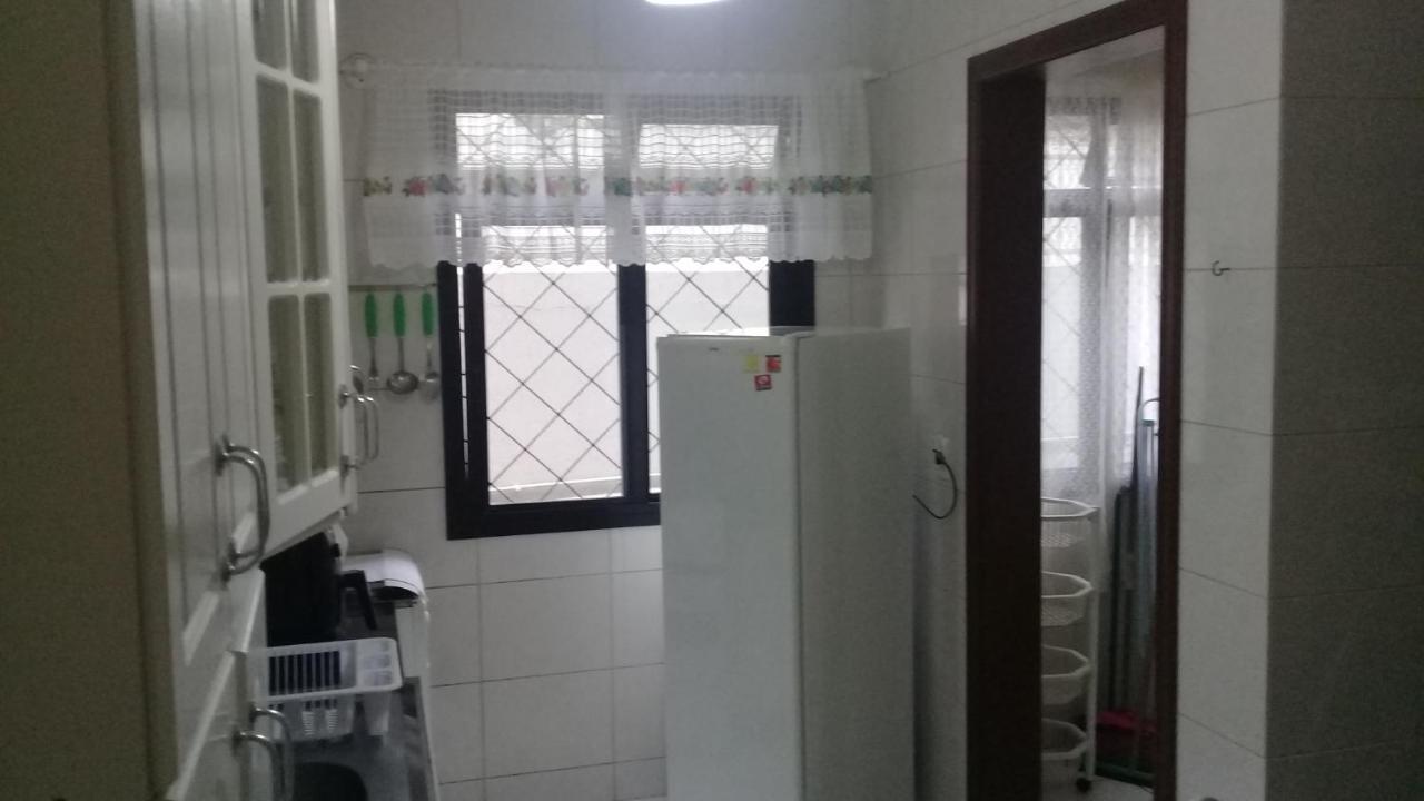 Apartamento de 2 domitórios e 1 garagem no centro de Bombinhas 50 metros da praia na Avenida principal próximo ao shopping Punta Blu Exterior foto