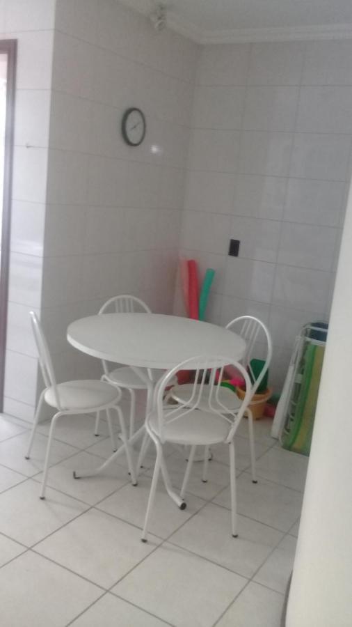 Apartamento de 2 domitórios e 1 garagem no centro de Bombinhas 50 metros da praia na Avenida principal próximo ao shopping Punta Blu Exterior foto