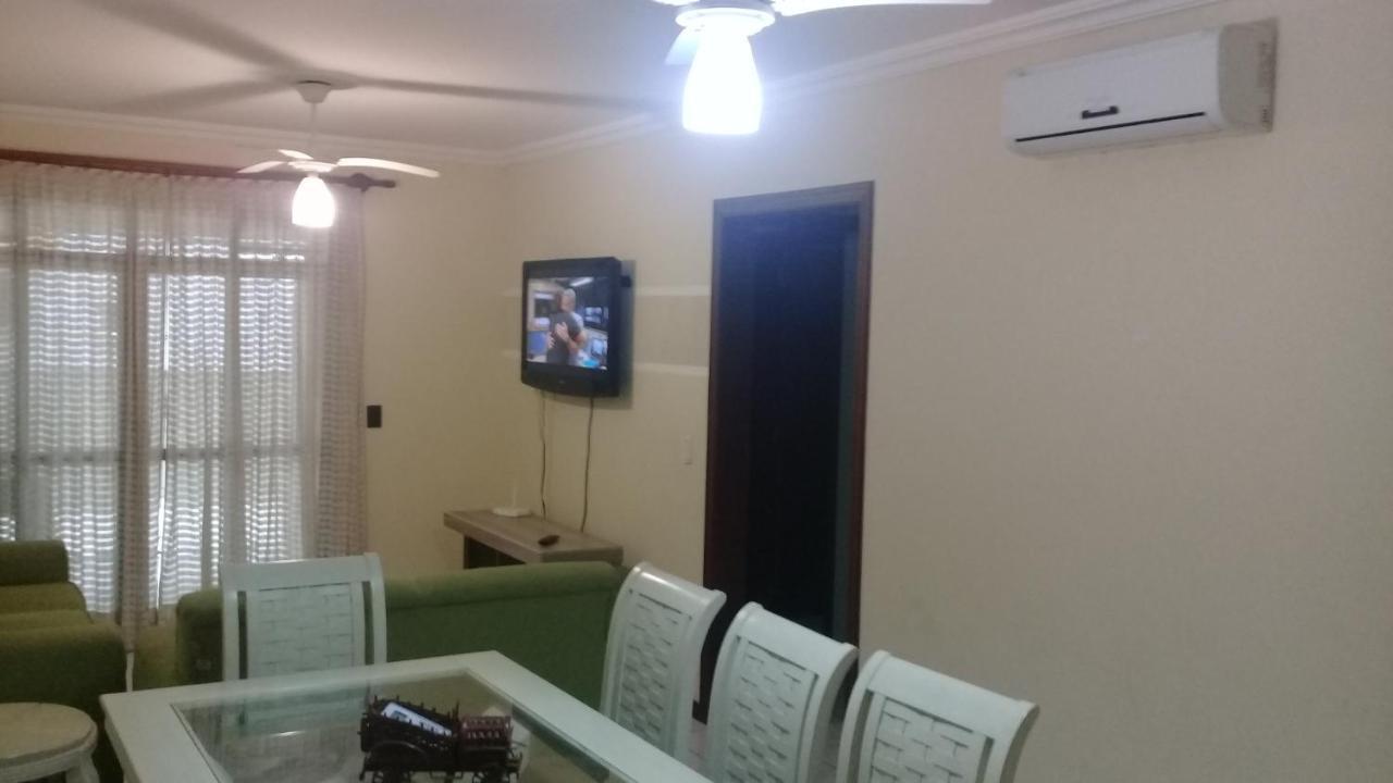 Apartamento de 2 domitórios e 1 garagem no centro de Bombinhas 50 metros da praia na Avenida principal próximo ao shopping Punta Blu Exterior foto