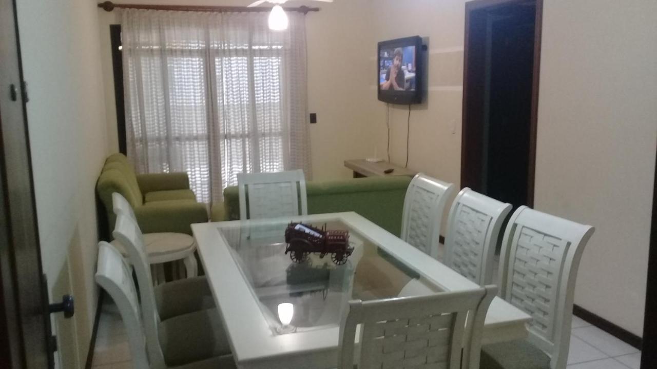 Apartamento de 2 domitórios e 1 garagem no centro de Bombinhas 50 metros da praia na Avenida principal próximo ao shopping Punta Blu Exterior foto