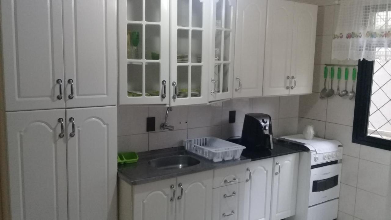 Apartamento de 2 domitórios e 1 garagem no centro de Bombinhas 50 metros da praia na Avenida principal próximo ao shopping Punta Blu Exterior foto